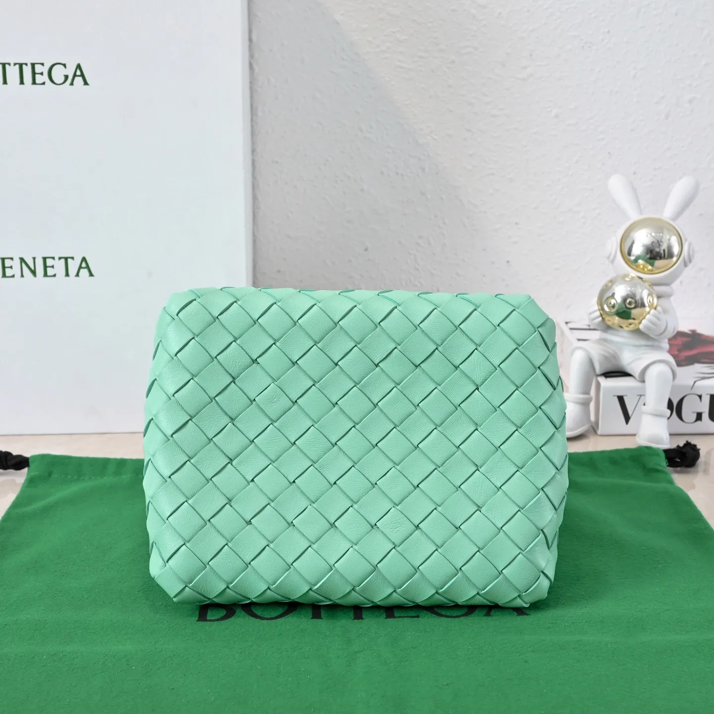 Batch 1760 BV home is new! Andiamo combines Bottega Veneta archives parachute handbags to inherit retro elements and integrate modern trends. The same style as Shu Qi's Beijing Night. It is a continuation of the classic bag. It has three functions: hand carry, shoulder and cross-body. It is embellished with metal brass knot buckles. The capacity of the small one is amazing. It can easily hold sunglasses in a box/small bottle of water/powder powder/charger and other daily necessities when going out. The upper body is versatile. Style number: 6569 Size: 21*17*16.5cm